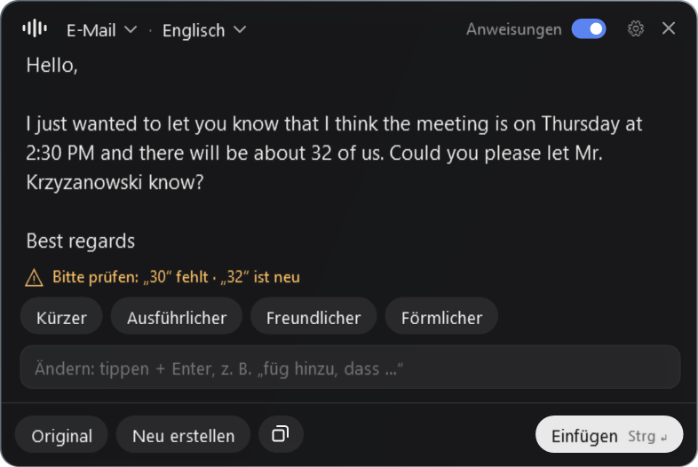 Die Ergebnis-Karte: eine englische E-Mail, darunter der gelbe Hinweis Bitte prüfen: „30“ fehlt, „32“ ist neu, die Knöpfe Kürzer, Ausführlicher, Freundlicher, Förmlicher, ein Änderungsfeld und unten Einfügen